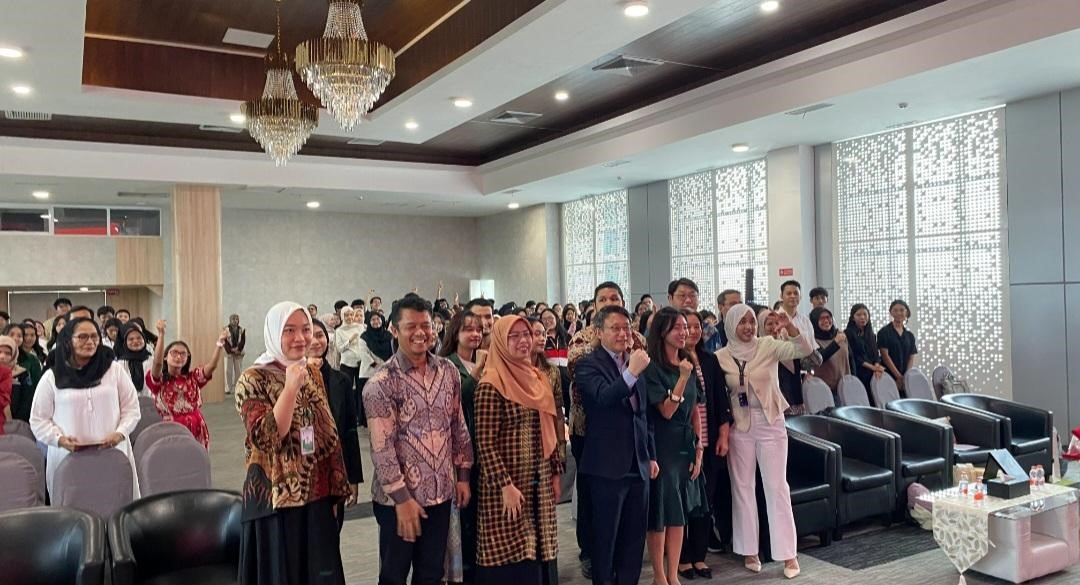Dokumentasi bersama saat Universitas Sumatera Utara (USU) menjadi tuan rumah bagi salah satu inisiatif diplomasi publik Korea Selatan yang bertajuk “Korean Embassy Goes to USU” pada (20/6/2025. (doc. FPCI Chapter USU)
