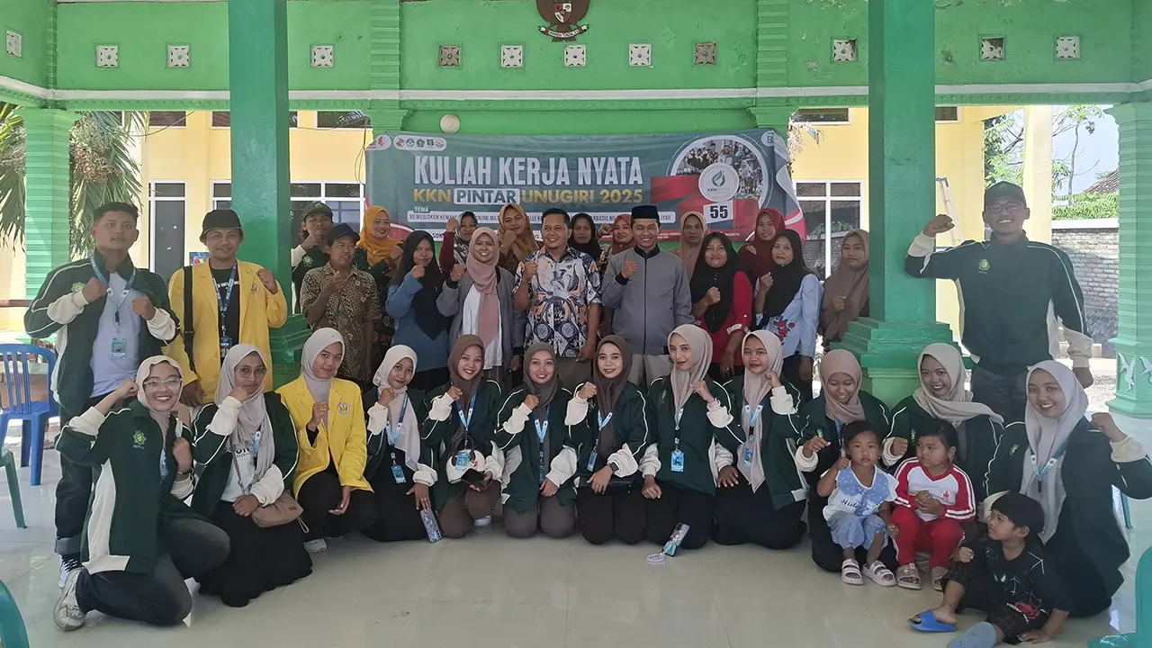 Dokumentasi bersama setelah acara penerimaan mahasiswa KKN UNUGIRI di Desa Soko. (doc. KKN 55 UNUGIRI)