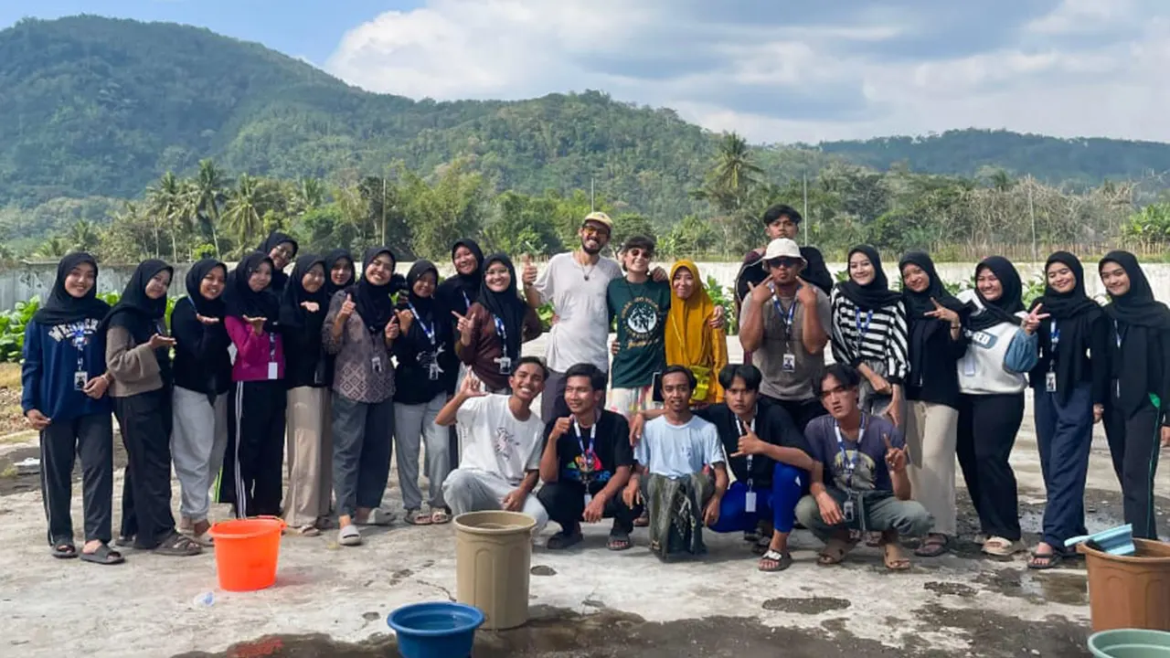 Dokumentasi bersama setelah lomba Nyoon Gaddang. (KKN 153 UINSA)