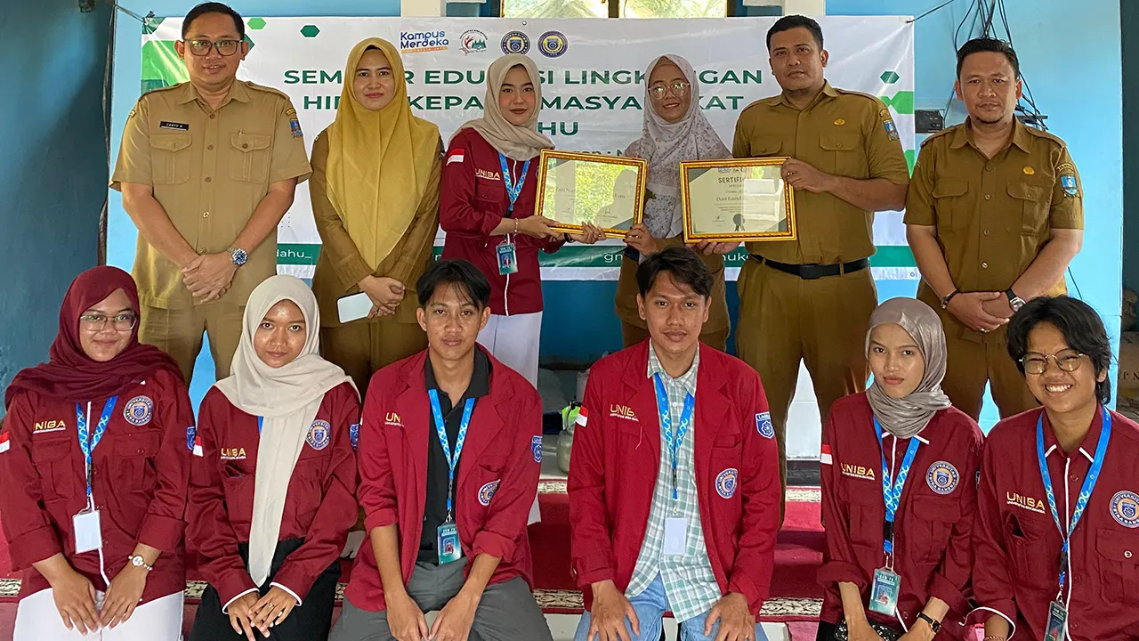 Dokumentasi bersama setelah pelaksanaan seminar bertajuk “Satu Langkah untuk Lingkungan: Mulai dari Sampahmu” pada (22/7/2025) di Desa Cidahu. (doc. KKM 78 UINSA)