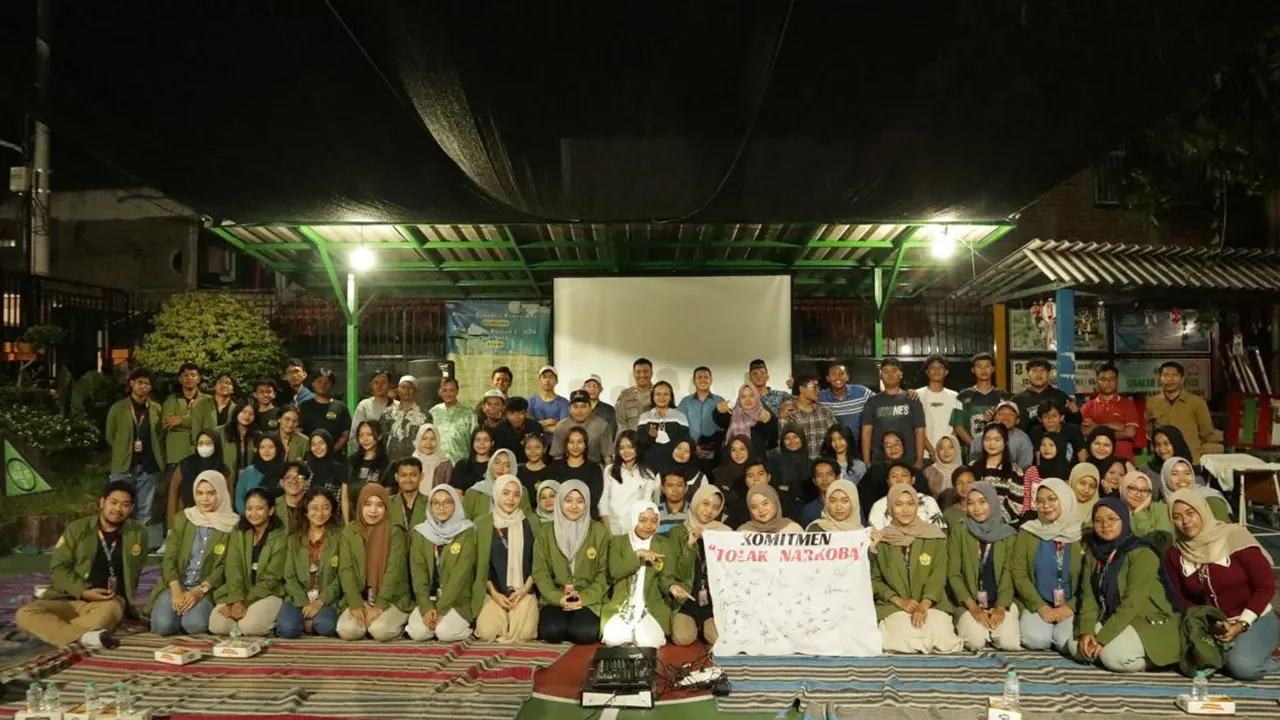 Dokumentasi bersama setelah pelaksanaan sosialisasi dengan tema “Generasi Emas Bebas Narkoba” pada (12/7/2025). doc. KKN 101 UPN “Veteran” Jawa Timur)