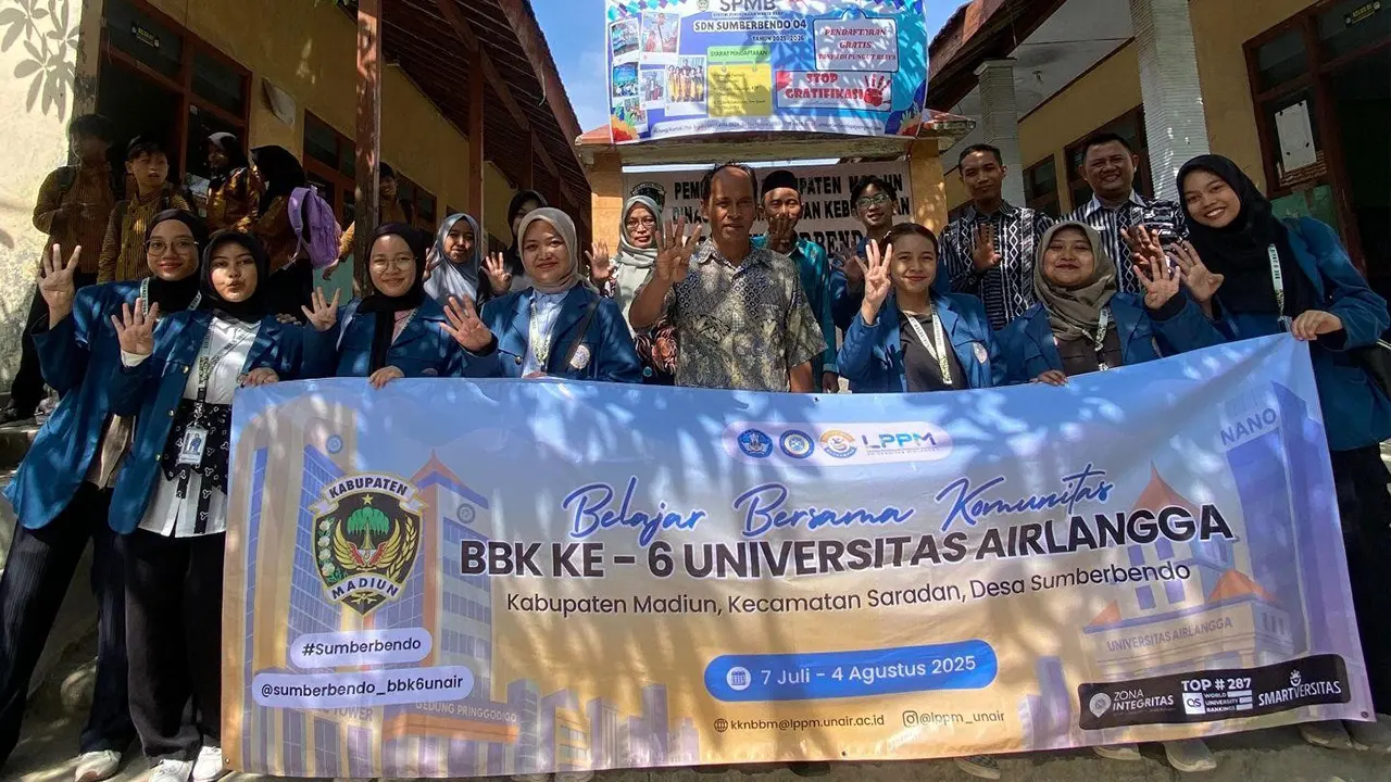 Dokumentasi bersama setelah sosialisasi “Memilah Sampah” di SD Negeri 04 Desa Sumberbendo, Kecamatan Saradan, Kabupaten Madiun, pada (17/7/2025). (doc. Pribadi)