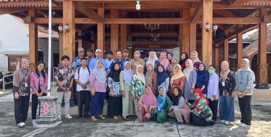 Dokumentasi bersama. (doc. Tim MBKM 1212 UNS)