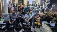 Dokumentasi kebersamaan mahasiswa KKN 36 UINSA Surabaya bersama warga Desa Jatisari usai pelatihan Ecoenzym dan Teknologi Tepat Guna di Dusun Penjalinan, Kecamatan Purwodadi, Kabupaten Pasuruan (7/7/2025). (doc. KKN 36 UINSA) Dokumentasi kebersamaan mahasiswa KKN 36 UINSA Surabaya bersama warga Desa Jatisari usai pelatihan Ecoenzym dan Teknologi Tepat Guna di Dusun Penjalinan, Kecamatan Purwodadi, Kabupaten Pasuruan (7/7/2025). (doc. KKN 36 UINSA)