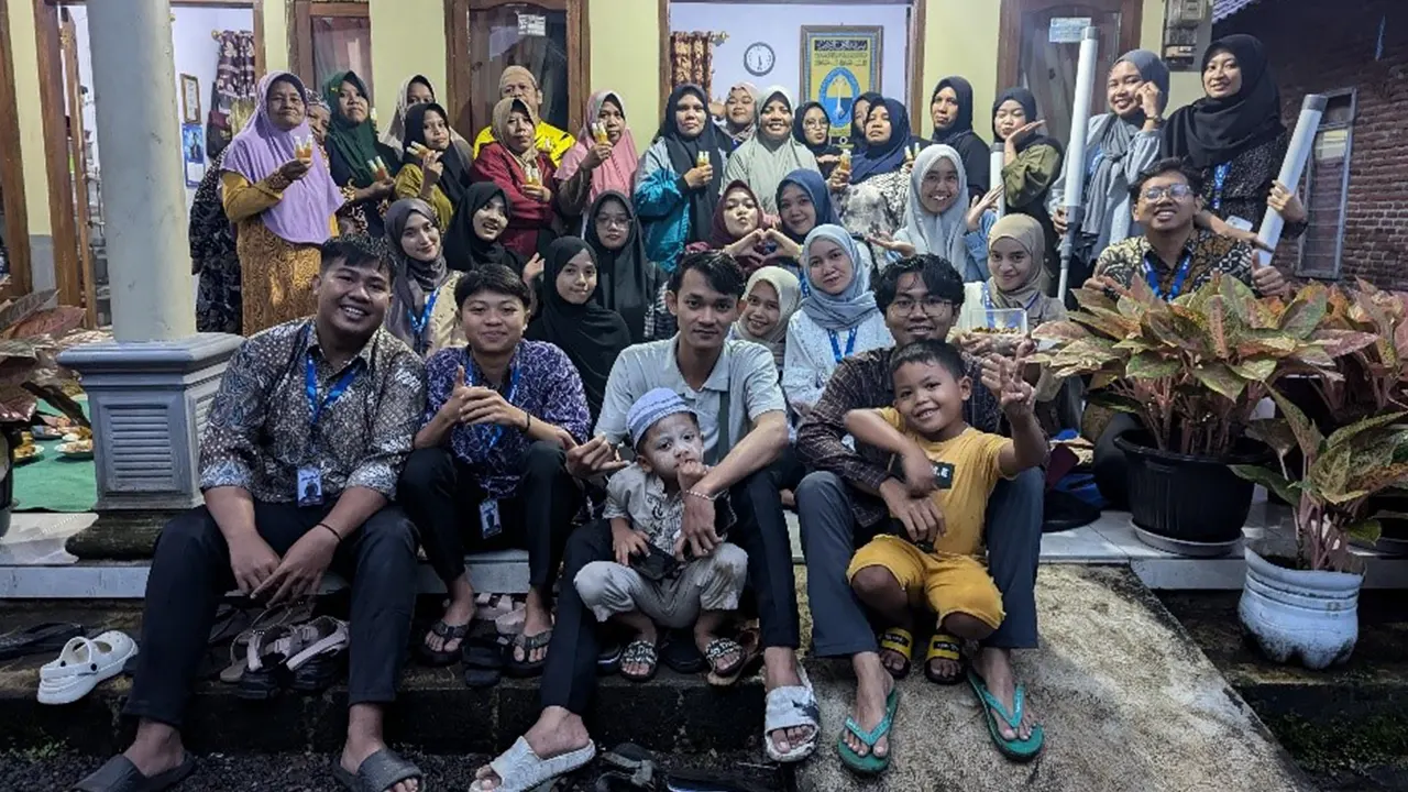 Dokumentasi kebersamaan mahasiswa KKN 36 UINSA Surabaya bersama warga Desa Jatisari usai pelatihan Ecoenzym dan Teknologi Tepat Guna di Dusun Penjalinan, Kecamatan Purwodadi, Kabupaten Pasuruan (7/7/2025). (doc. KKN 36 UINSA)