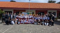 Dokumentasi kebersamaan seusai program kerja bocil sakola: fun learning tentang Kesehatan lingkungan di SDN Jatisari II (14/7/2025). (Doc. KKN 36 UINSA)