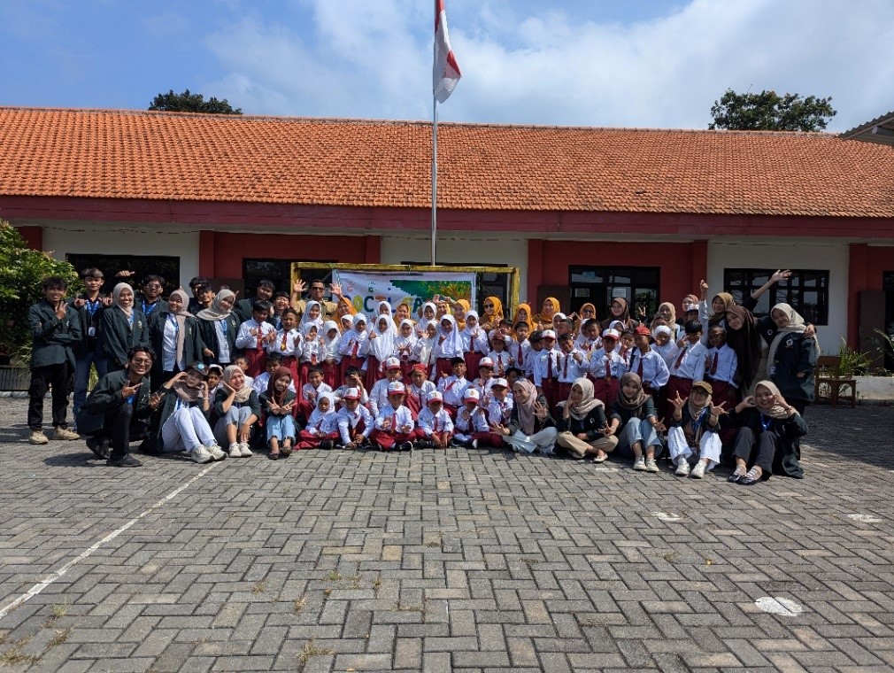 Dokumentasi kebersamaan seusai program kerja bocil sakola: fun learning tentang Kesehatan lingkungan di SDN Jatisari II (14/7/2025). (Doc. KKN 36 UINSA)