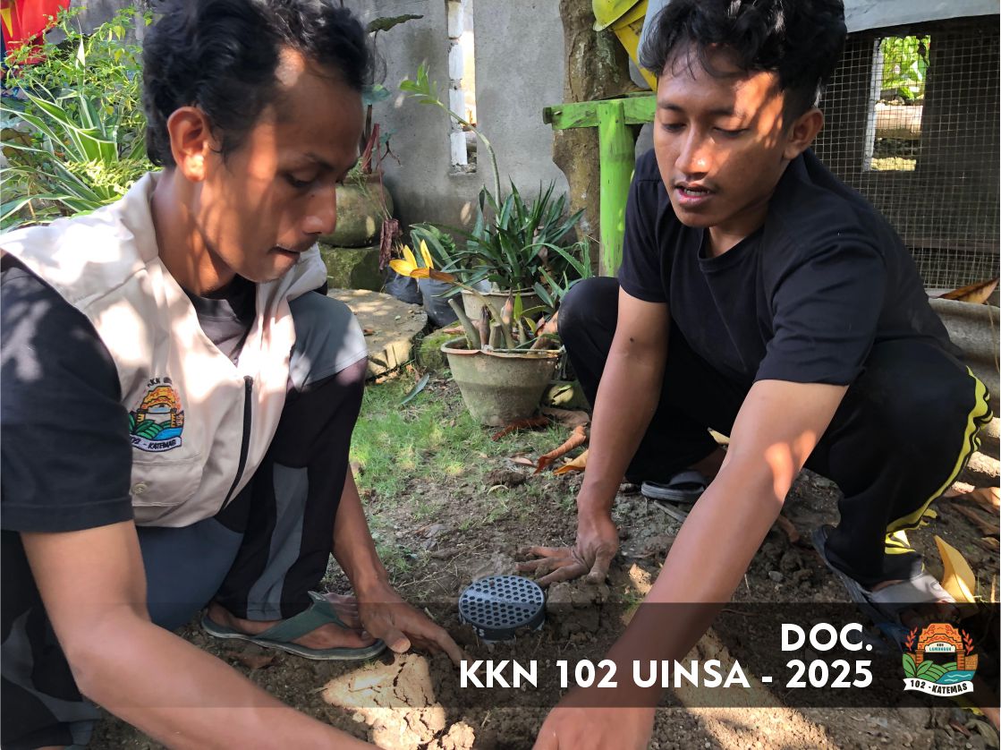Falih Sanusi selaku ketua kelompok dan Wijdan Aqil selaku penanggung jawab program kerja ikut serta dalam penanaman biopori. (doc KKN 102 UINSA)