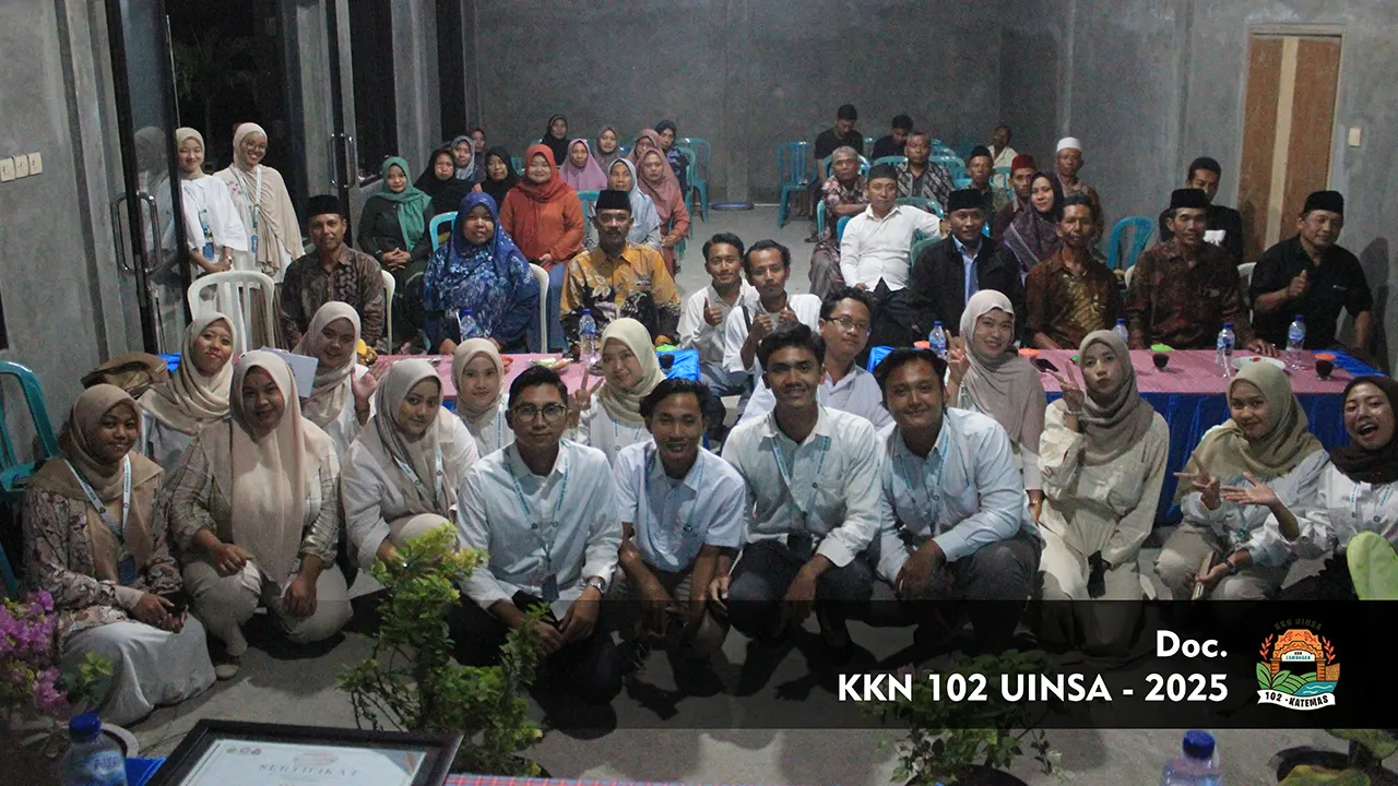 Foto Bersama pada acara Bincang Edukasi Bersama DLH Lamongan di desa Katemas Lamongan. (doc KKN 102 UINSA)