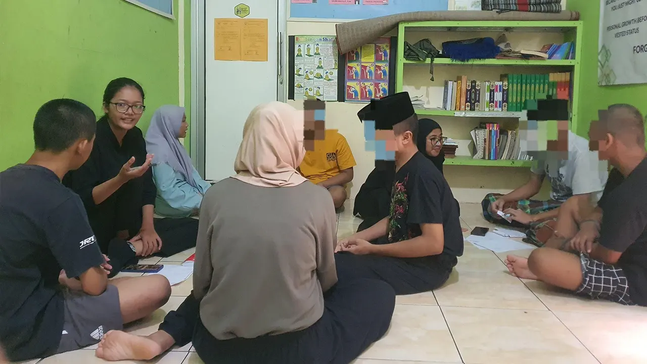 Foto Kebersamaan Tim Magang PLB FKIP UNS dengan Klien. (doc. Tim Griya Abhipraya PLB FKIP UNS 2025)