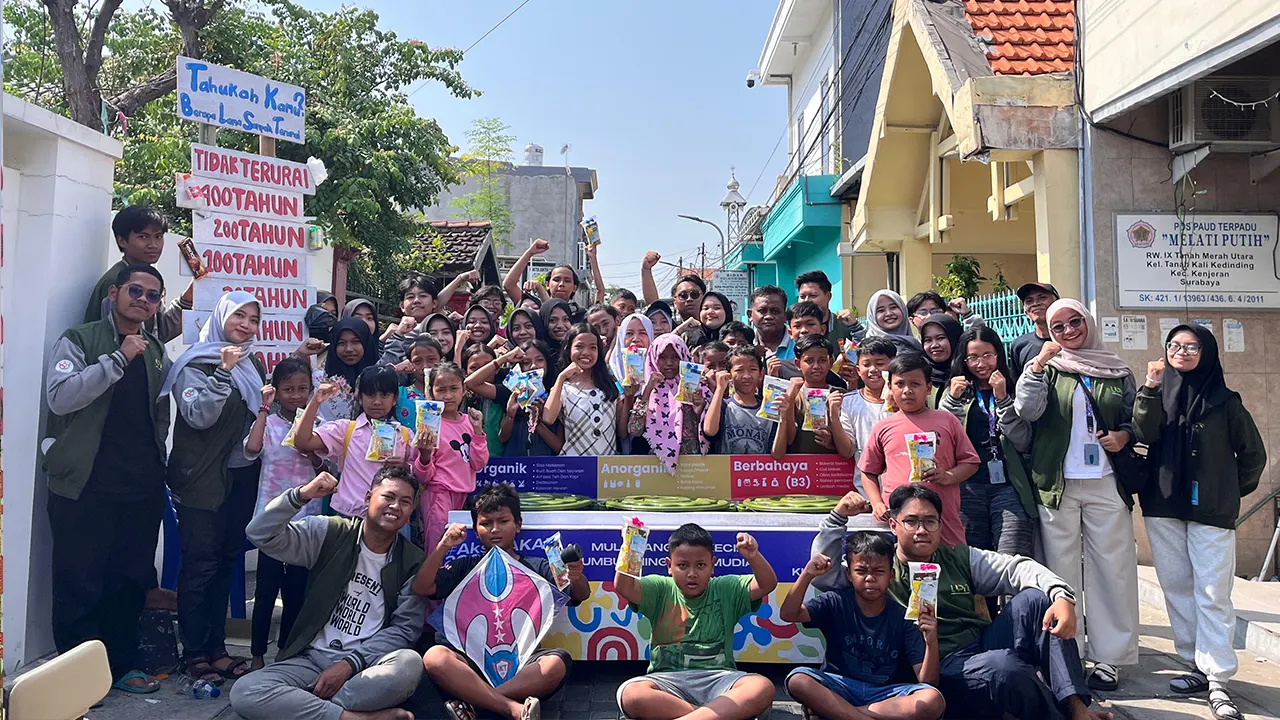 Foto Mahasiswa KKN UPNVJT bersama dengan anak-anak RW 09, ibu RW Kelurahan Tanah Kali Kedinding. (doc. kel 37 KKN UPNVJT)