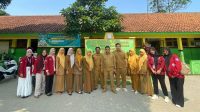 Foto bersama Kepala Sekolah serta Guru-Guru UPT SDN Jawilan. (doc. KKM 87 UNIBA)