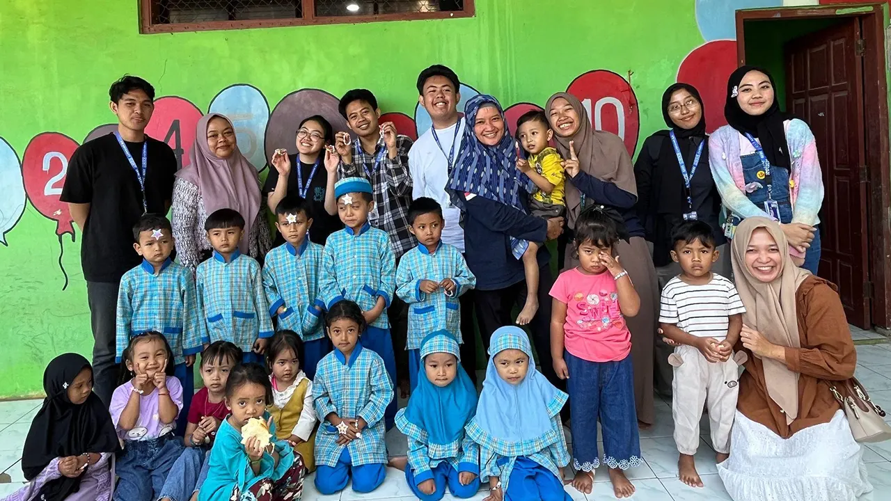 Foto bersama anak didik dan guru dari Kelompok Bermain Darussalam setelah kegiatan meronce (17/7/2025). (doc. pribadi)