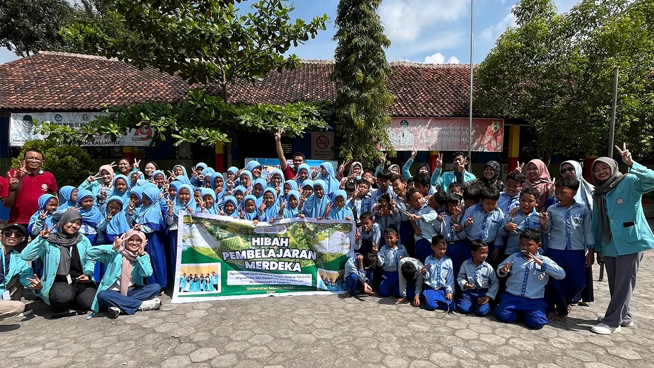 Foto bersama dengan guru dan siswa SD Negeri 2 Krikilan Setelah kegiatan belajar mengajar (10/05/2025). (doc. pribadi)