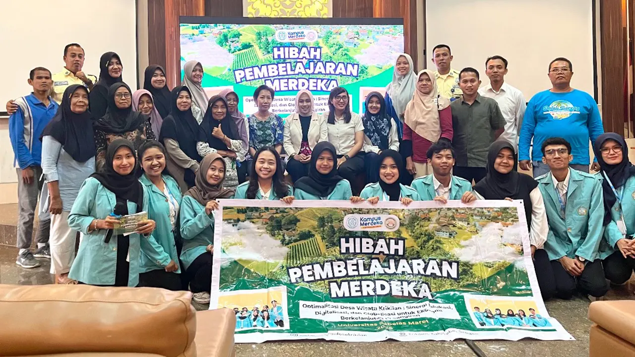 
Foto bersama dengan peserta pelatihan bahasa Inggris pedagang di  Museum Cagar Budaya Sangiran (28/04/2025). (doc. pribadi)