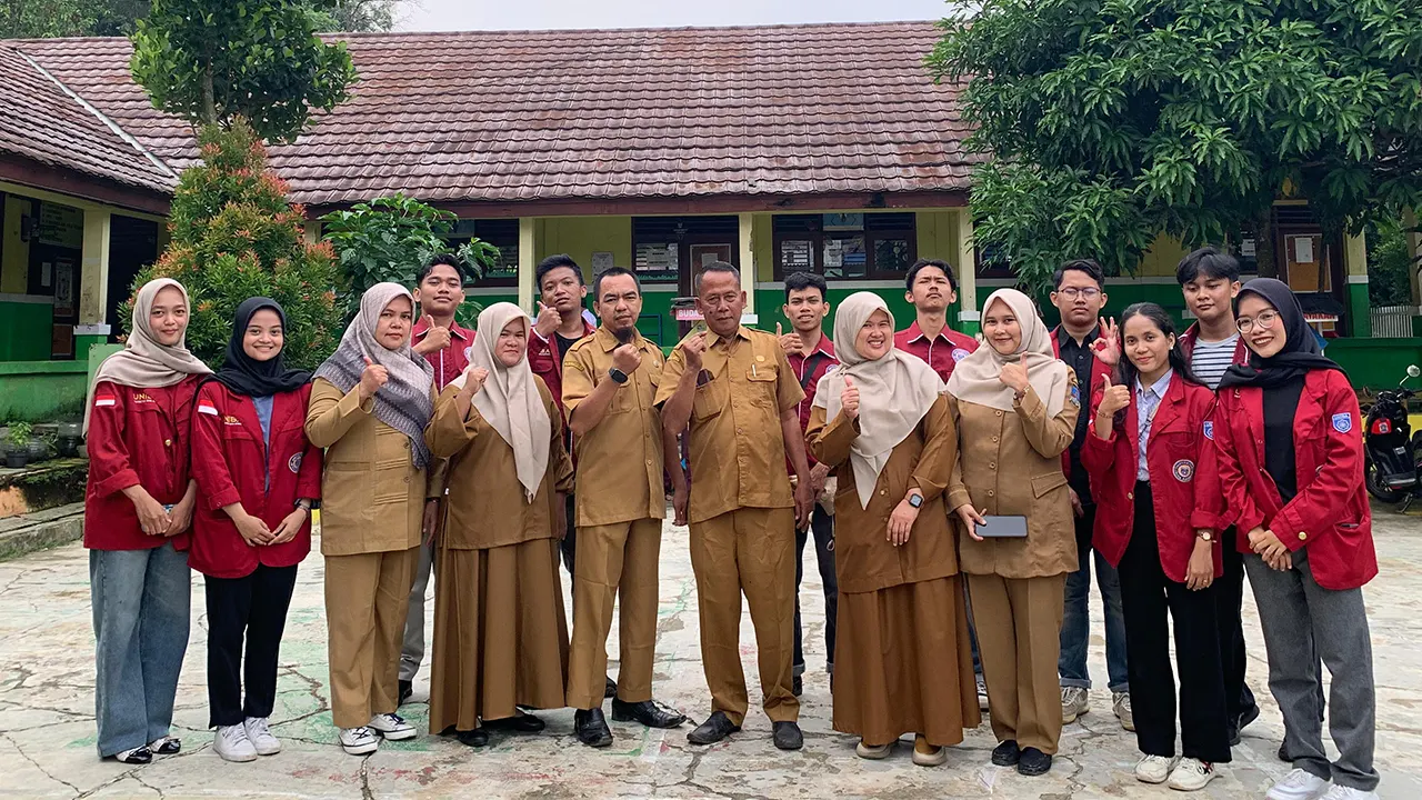 Dokumentasi bersama mahasiswa KKM 71 UNIBA dengan para guru SD Negeri Pabuaran Binong. (doc. KKM 72 UNIBA)