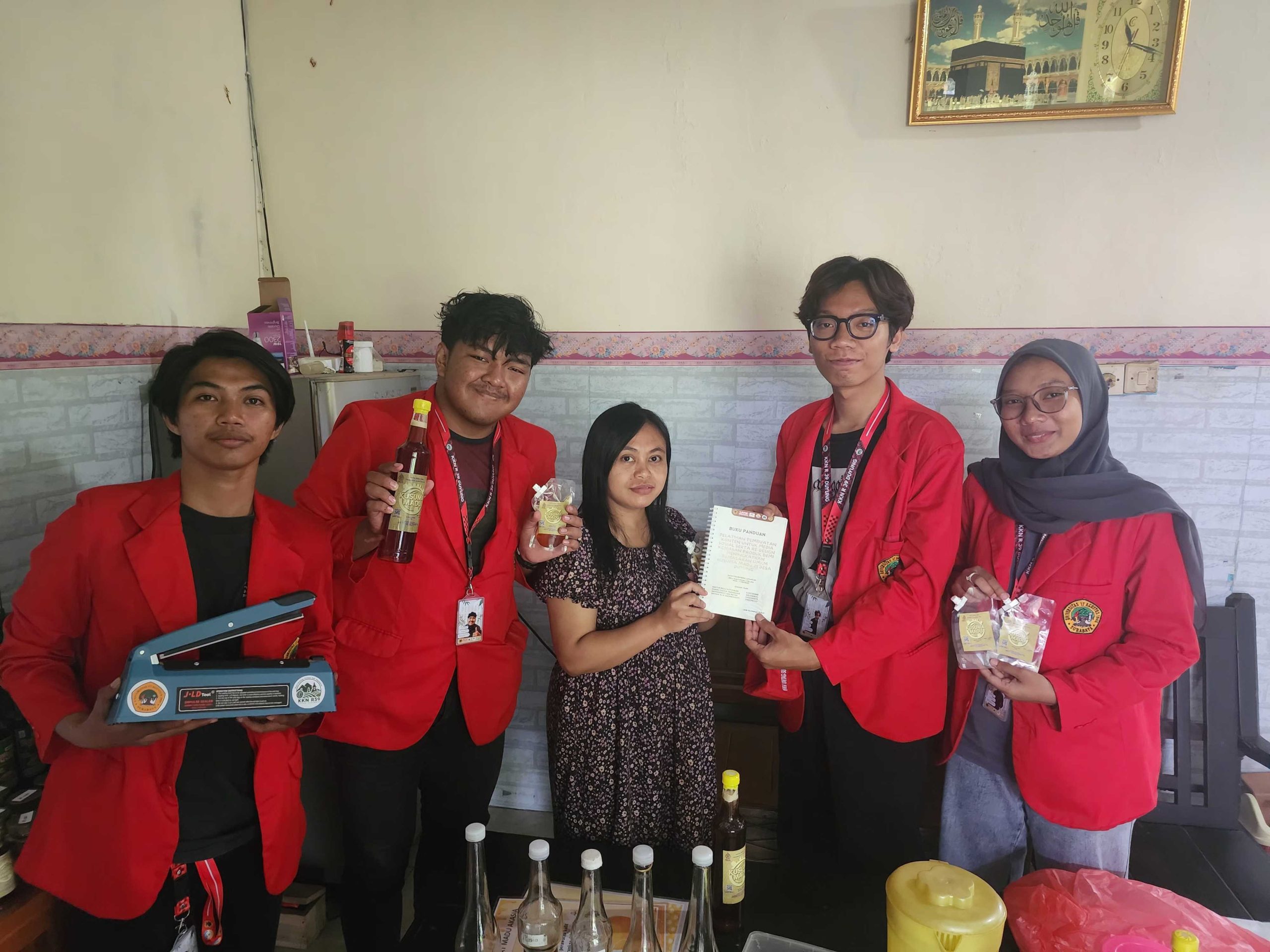 Foto bersama mahasiswa KKN R39 UNTAG Surabaya & mitra UMKM Kusuma Madu Desa Duyung, Trawas Mojokerto. (doc. KKN R39 Sub Kelompok 7 UNTAG)