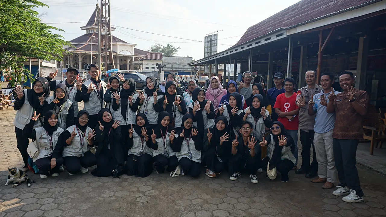 Foto bersama setelah pelaksanaan sosialisasi pengelolaan sampah dan air limbah domestik di rest area oleh KKN 141 UINSA di Desa Sukosari Lor, pada Kamis (10/7/2025). (doc. KKN 141 UINSA)