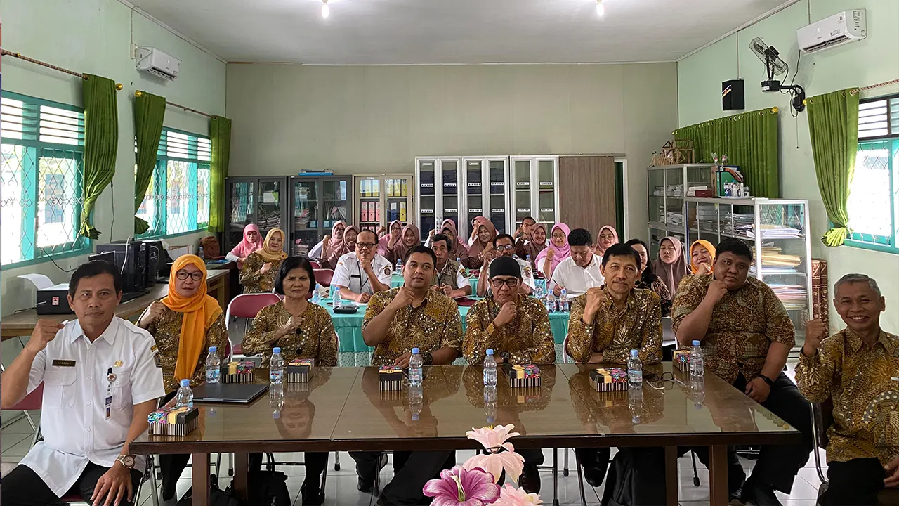 Foto bersama setelah kegiatan FGD di SMP N 1 Kerjo. (doc. Pendidikan Geografi UNS)