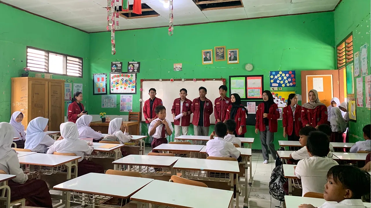 Mahasiswa KKM 71 UNIBA saat melakukan kujungan kelas, di kelas III SD Negeri Pabuaran. (doc. KKM 71 UNIBA)