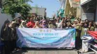 Foto mahasiswa KKN UPNVJT bersama dengan pelaku UMKM RW 09, Ibu RW Kelurahan Tanah Kali Kedinding dan Dosen Pembimbing Lapangan. (doc. Kel 37 KKN UPNVJT)