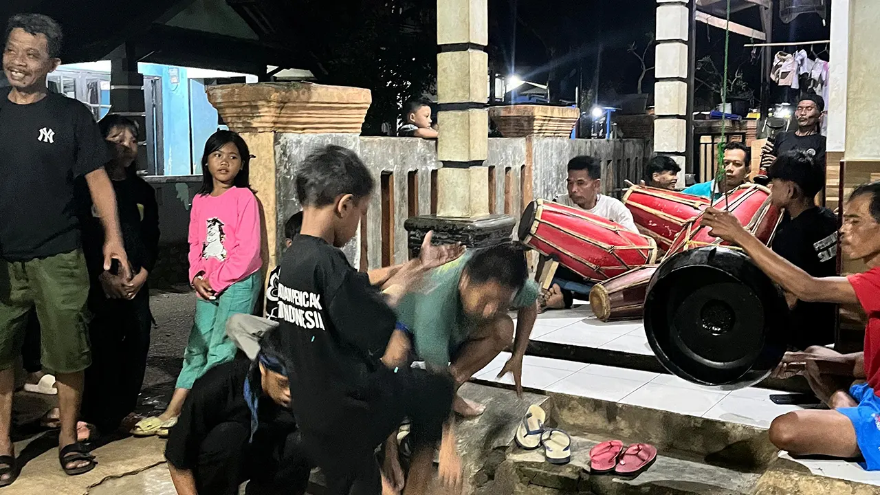 Foto kegiatan latihan kendang penca di Kampung Kadu Badak, Desa Babakanlor, Kabupaten Pandeglang (12/7/2025). (doc. Qanitah Salma)