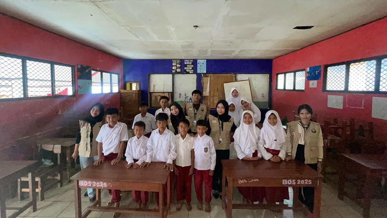 Foto mahasiwa KKM 26 UNIBA mengunjungi SD 4 Babakanlor (12/7/2025). (doc. Qanitah Salma)