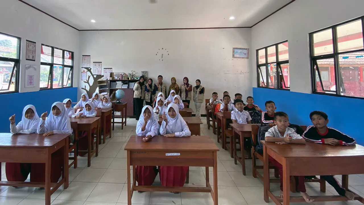 Foto mahasiwa KKM 26 UNIBA mengunjungi SD 1 Babakanlor (12/7/2025). (doc. Qanitah Salma)