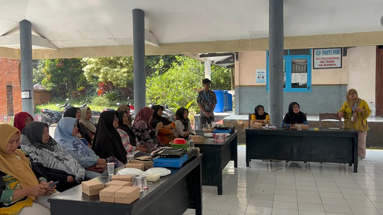 Ibu-ibu PKK, Bidan Desa, dan Kader Posyandu Desa Penanggungan sedang memperhatikan materi yang disampaikan. (doc. BBK 6 Universitas Airlangga Penanggungan)