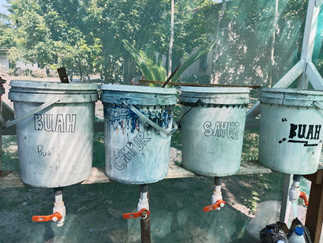 Instalasi produksi pupuk organik cair dengan dekomposer black soldier fly. (doc. Tim Hibah MBKM UNS Libo Jaya)