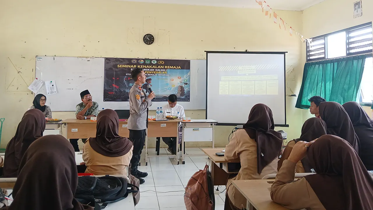Kapolsek Pulo Ampel IPTU Afreza A., S.Tr.K., M.Si., memaparkan berbagai bentuk kenakalan remaja yang berpotensi melanggar hukum. (doc. KKM 84 UNIBA)