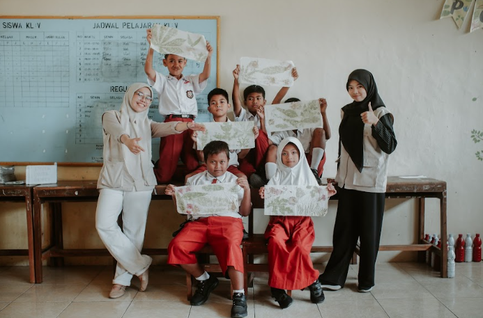 Keceriaan siswa memamerkan hasil karya ecoprint yang telah dibuat didampingi oleh mahasiswa KKN 357 UNS. (doc. KKN 357 UNS)