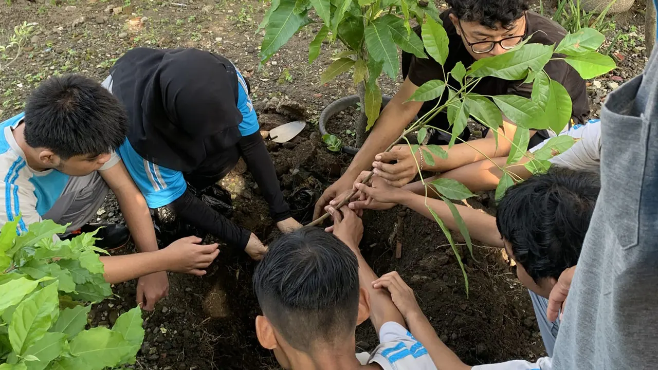 Kegiatan menanaman pohon dan tanaman hias bersama siswa SLB C SETYADARMA Surakarta. (doc. pribadi)