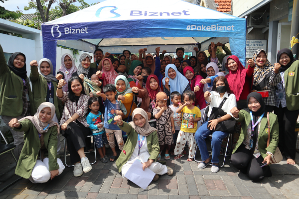 Foto bersama mahasiswa KKN UPNVJT dengan ibu-ibu RW 09, Kelurahan Tanah Kali Kedinding. (doc. Kel 37 KKN UPNVJT)