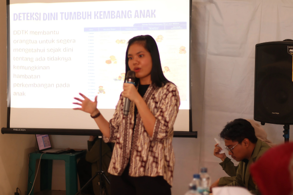 Foto Felicia Zefanya M.S narasumber sosialisasi dalam memberikan materi mengenai tumbuh kembang anak. (doc. Kel 37 KKN UPNVJT)