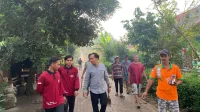 Kepala RW 03, RT 02, anggota PJS dan BPD berbaur dengan warga dan mahasiswa, menunjukkan kekompakan dan semangat kebersamaan dalam menjaga lingkungan. (doc. KKM 31 UNIBA)