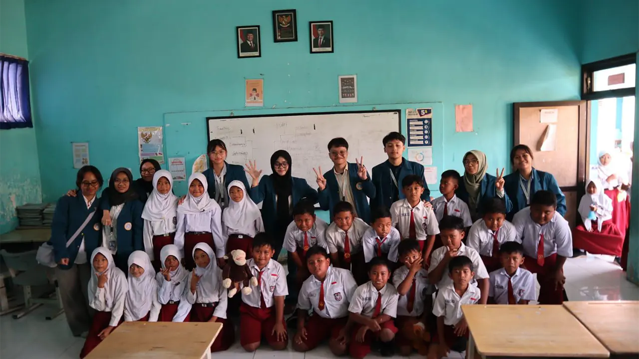 Kunjungan literasi mahasiswa BBK 6 UNAIR di SDN Cinandang. (doc. KKN BBK 6 UNAIR Desa Cinandang)