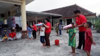 Lomba memindahkan air kedalam botol dengan di tutup kertas karton. (doc. pribadi)