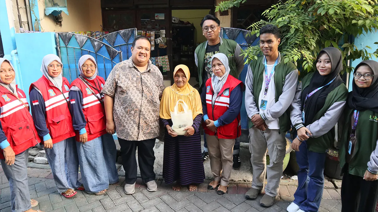 Lurah Tanah Kali Kedinding, secara simbolis menyerahkan bantuan sosial kepada warga didampingi oleh mahasiswa KKN SDG’s 37 UPNVJT. (doc. Kel 37 KKN UPNVJT)