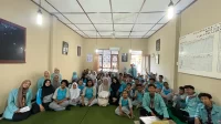 Foto Bersama: Mahasiswa PLB UNS saat berfoto bersama dengan guru, narasumber, dan siswa SLB C SETYADARMA Surakarta dalam kegiatan Sosialisasi Bahaya Merokok dan Minuman Keras. (doc. pribadi)
