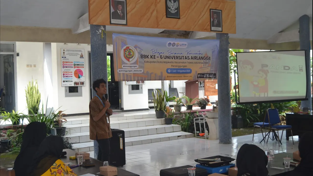 Mahasiswa BBK 6 Universitas Airlangga Penanggungan sedang menjelaskan pentingnya gizi kepada ibu-ibu PKK dan Kader Posyandu. (doc. BBK 6 Universitas Airlangga Penanggungan)