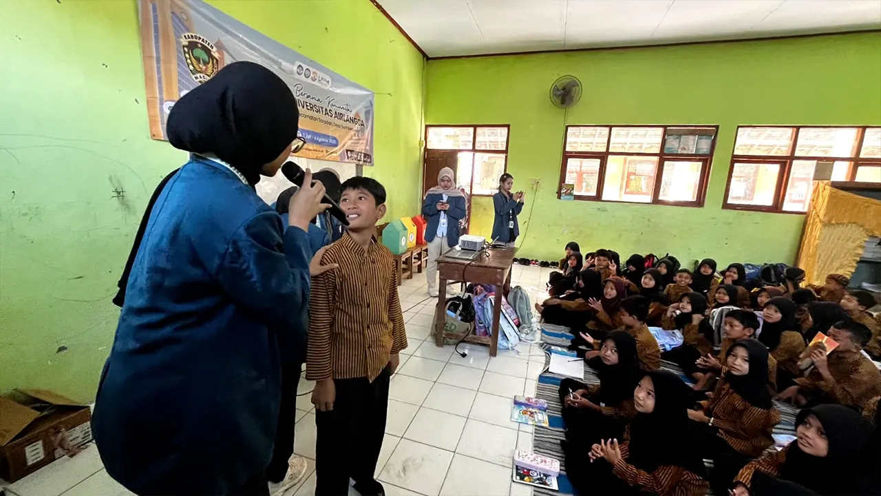 Mahasiswa BBK 6 Universitas Airlangga mengajak siswa untuk mengenal perbedaan antara sampah organik, non organik, dan bahaya, serta memberi contoh konkret bagaimana cara memilah sampah. (doc. pribadi)