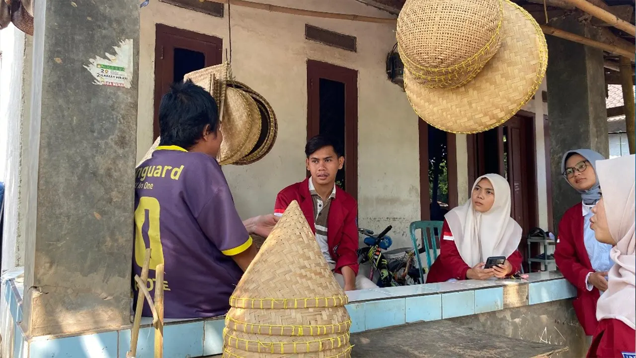 Mahasiswa KKM 10 UNIBA terlihat aktif berinteraksi dengan seorang perajin anyaman tradisional di Kelurahan Sukalaksana. (doc. KKM 10 UNIBA)