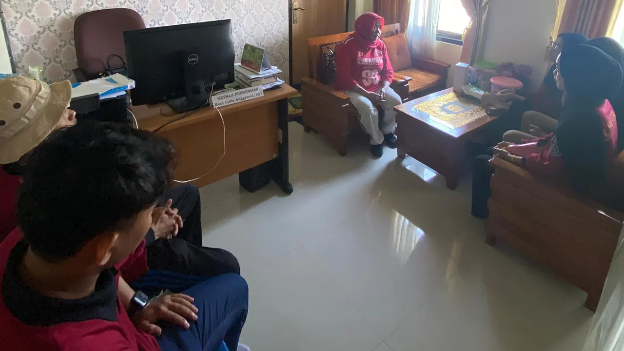 Mahasiswa KKM 71 UNIBA saat melakukan wawancara ke pada ibu Reni Lidia Anggraeni. (doc. KKM 71 UNIBA)