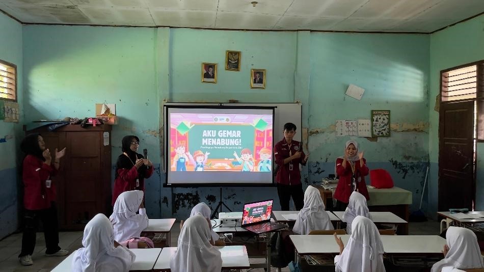 Mahasiswa KKM 75 UNIBA saat mengedukasi siswa untuk gemar menabung sejak dini. (doc. KKM Kelompok 75 UNIBA)
