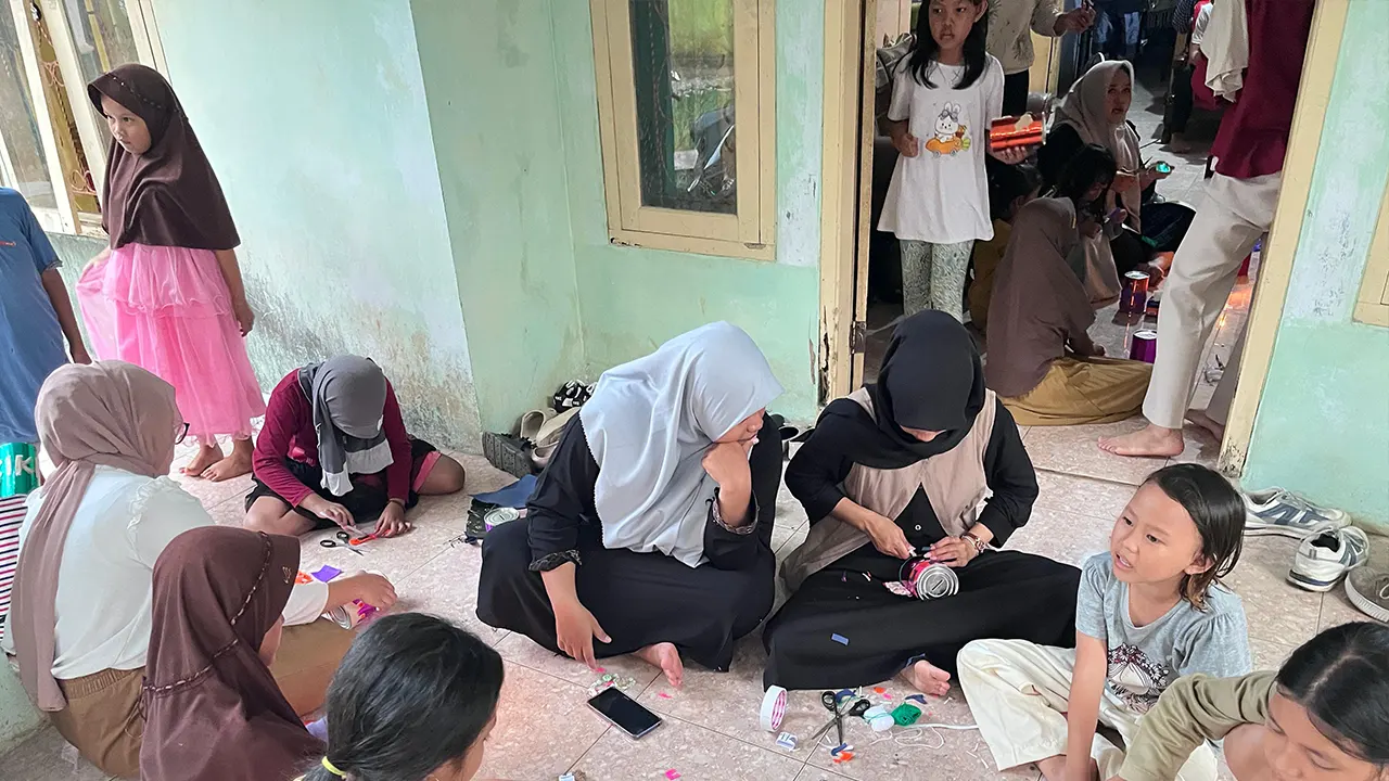 Mahasiswa KKM Kelompok 31 memandu anak-anak mendesain celengan dengan bahan sederhana sebagai bagian dari program ekonomi yang mendorong kebiasaan menabung sejak dini. (doc. KKM 31 UNIBA)