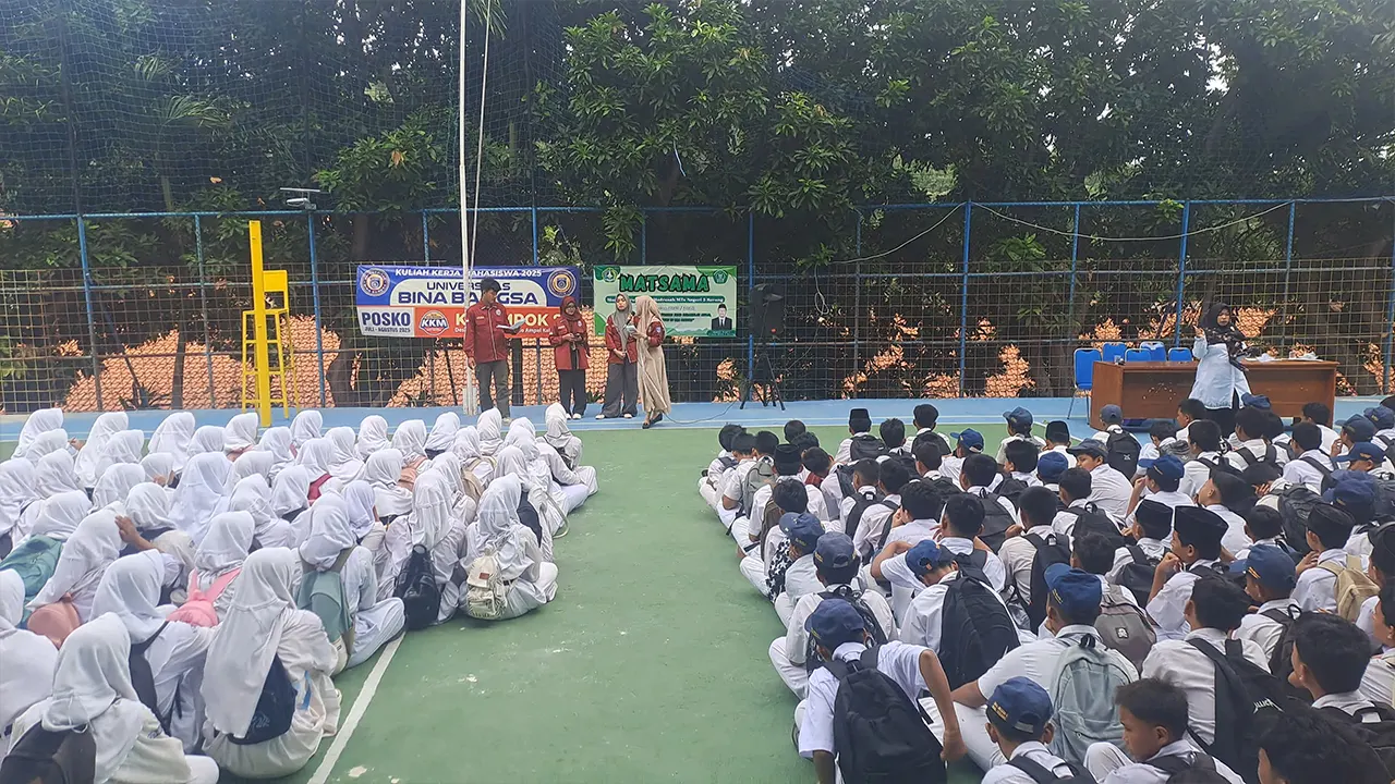 Mahasiswa KKM Kelompok-83 Universitas Bina Bangsa (UNIBA) hadir langsung di MTsN 05 Serang untuk menyelenggarakan sosialisasi edukasi mengenai kenakalan remaja, Selasa (15/07/2025). (doc. M. Annas Farhan/UNIBA)
