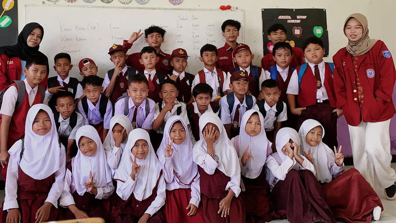 Mahasiswa KKM UNIBA kelompok 66 dalam KBM di kelas SDN2 Catang. (doc. KKM 66 UNIBA)