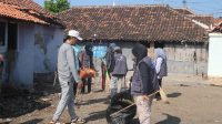 Mahasiswa KKN 03 UINSA dan warga saat melaksanakan kerja bakti bersama. (doc. KKN 03 UINSA) Mahasiswa KKN 03 UINSA dan warga saat melaksanakan kerja bakti bersama. (doc. KKN 03 UINSA)
