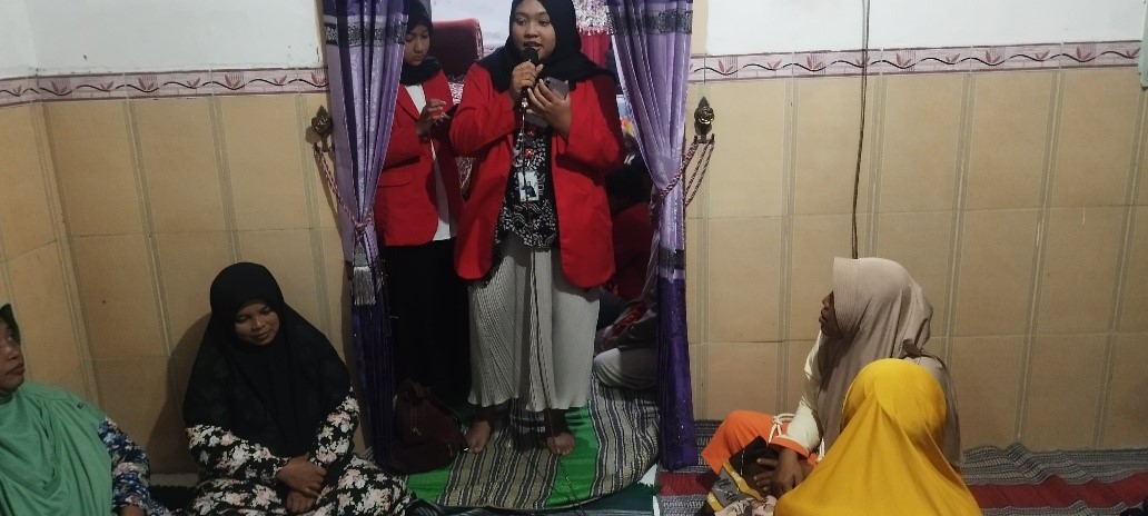 Mahasiswa KKN 2025 Universitas 17 Agustus 1945 Surabaya saat mengadakan sosialisasi bertema “Cegah Bullying Mulai dari Rumah” (doc. pribadi)